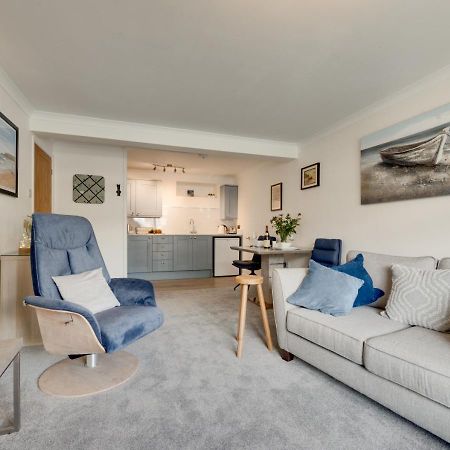 1 West Quay Apartment Лу Екстериор снимка