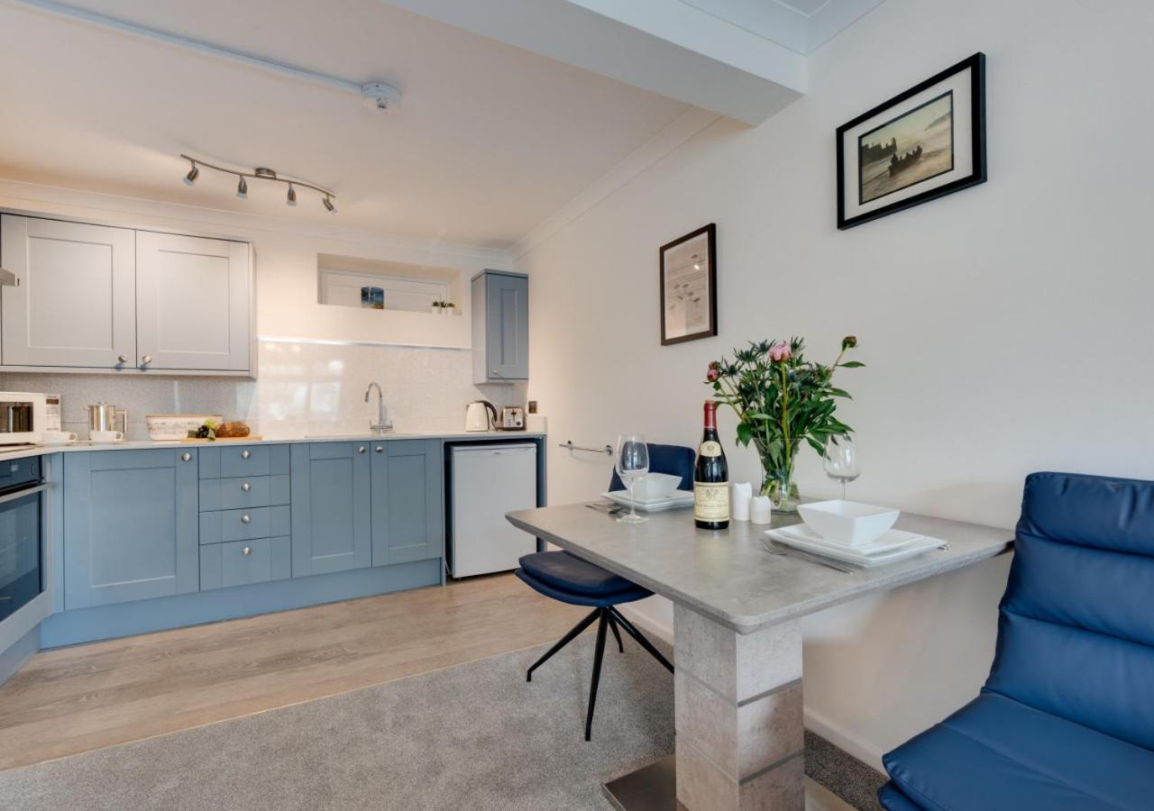 1 West Quay Apartment Лу Екстериор снимка