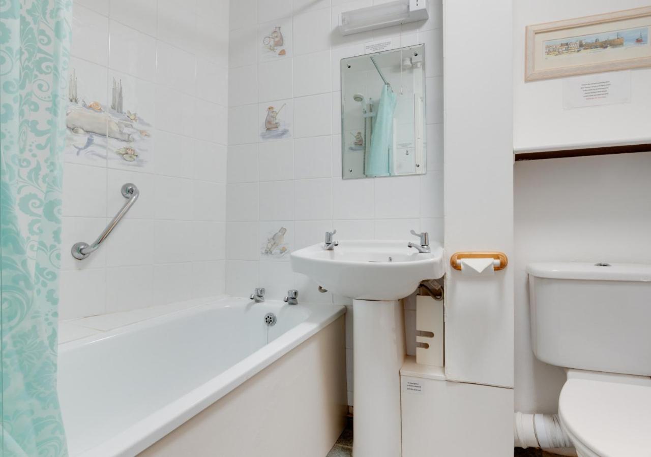 1 West Quay Apartment Лу Екстериор снимка